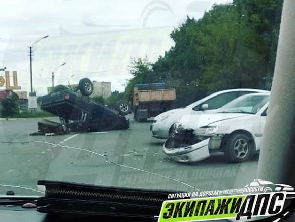 Во Владивостоке Toyota Mark ll «влетел» в Nissan Sunny. Два человека пострадали