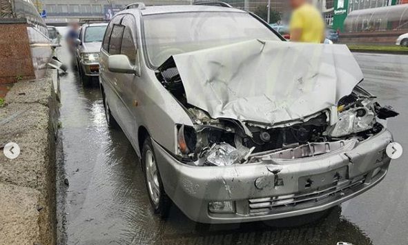 Во Владивостоке в результате удара легковушки внедорожник откинуло на другой джип