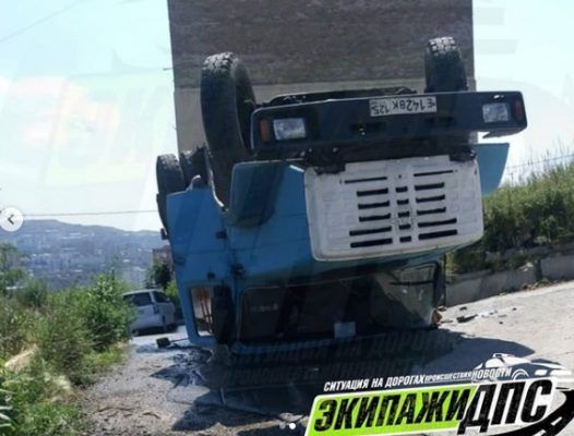 Во Владивостоке грузовик перевернулся на крышу, съезжая задним ходом