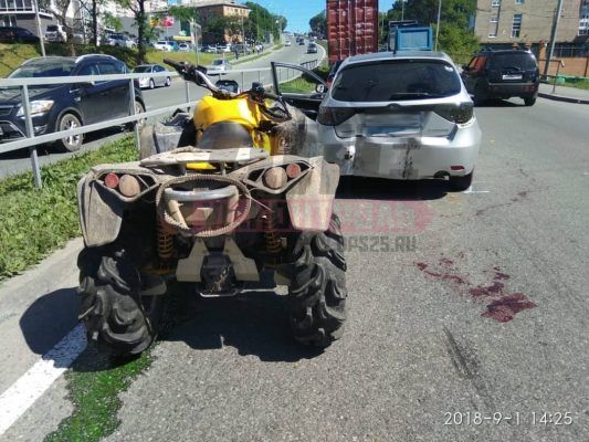 Квадроцикл протаранил авто во Владивостоке
