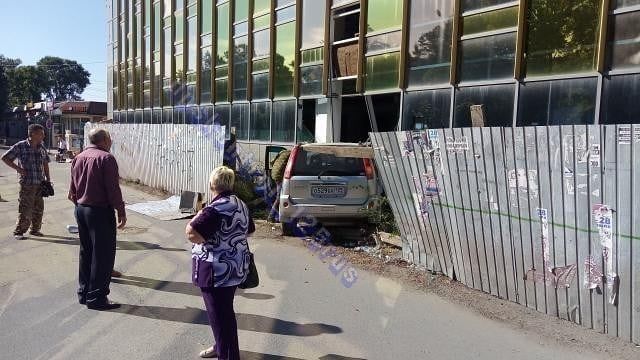 В Приморье легковушка протаранила забор и сбила пешехода