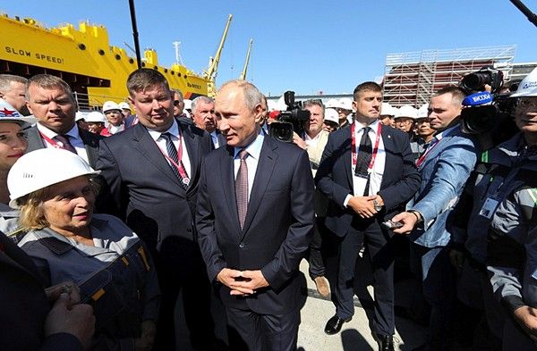 Владимир Путин принял участие в закладке танкера в Приморье