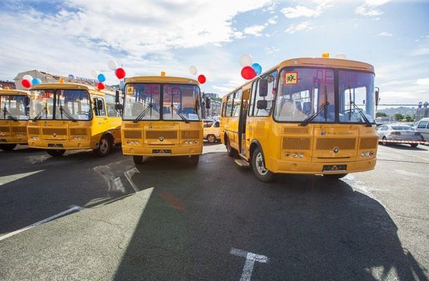 Глава Приморья вручил ключи от новых автобусов школам Приморья