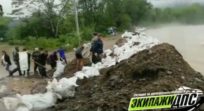 «Ребята, пожалуйста, помогите!»: в Приморье сельчане сами укрепляют дамбу рядом с разлившейся рекой