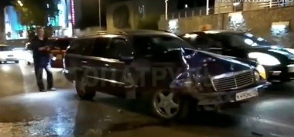 Во Владивостоке «Мерседес» вдребезги разбили о микроавтобус