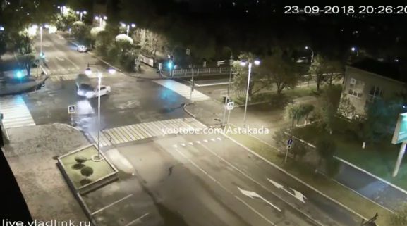 Седан мощнейшим ударом опрокинул грузовик набок в Приморье