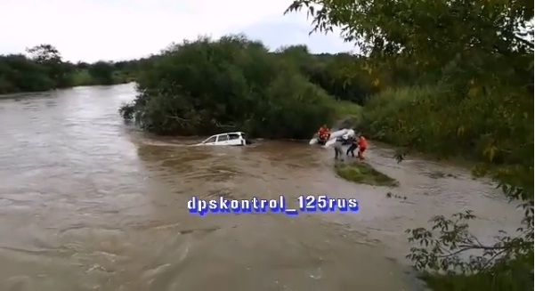 Жуткое видео: машина полностью ушла под воду в Приморье