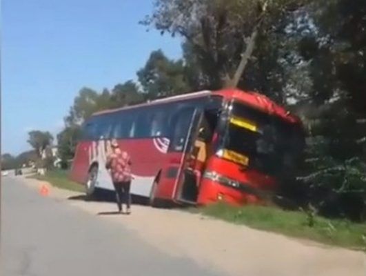 Автобус с пассажирами завалился в кювет в Приморье