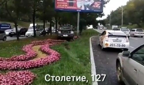 Внедорожник «вылетел» с дороги во Владивостоке и протаранил рекламный щит
