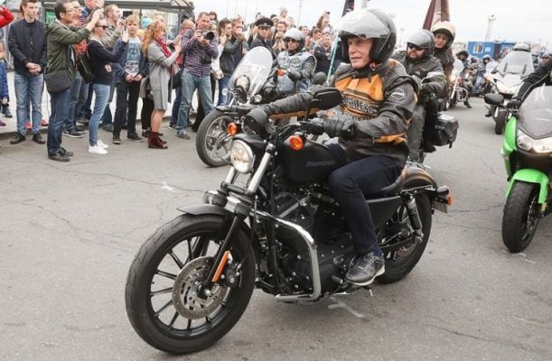 Глава Приморья Олег Кожемяко за рулём Harley-Davidson закрыл байкерский сезон