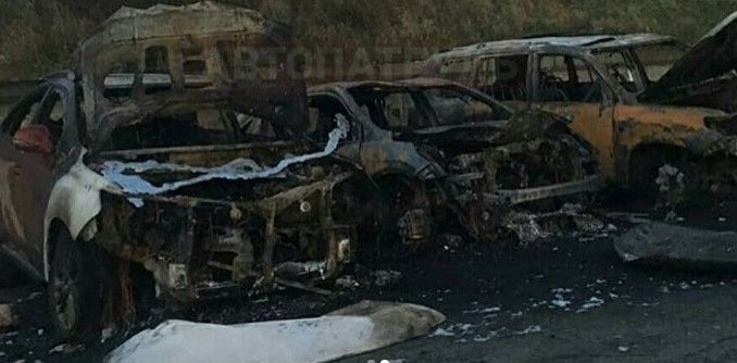 Сразу три автомобиля подожгли во Владивостоке