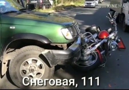 Мотоциклистка попала под колёса авто во Владивостоке