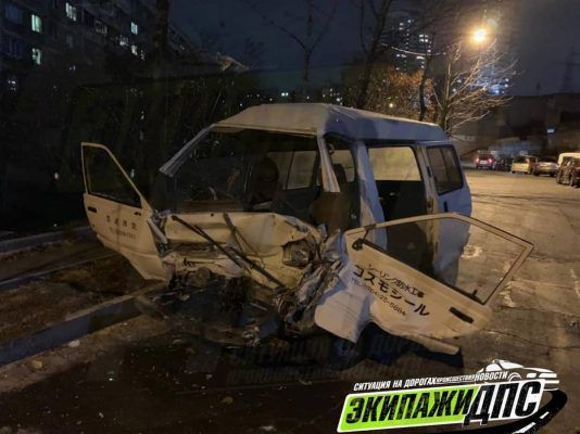 Водителя зажало в машине после массового ДТП во Владивостоке