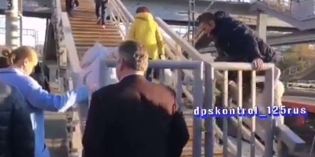 «Поход на работу с препятствиями»: пассажиры Владивостокского вокзала «брали штурмом» лестницу