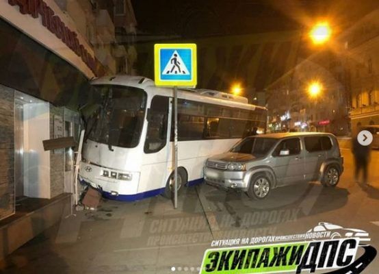 Автобус с отказавшими тормозами врезался в жилой дом во Владивостоке