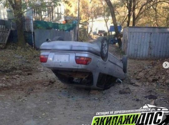 ДТП с кульбитом во Владивостоке: иномарка перевернулась на крышу