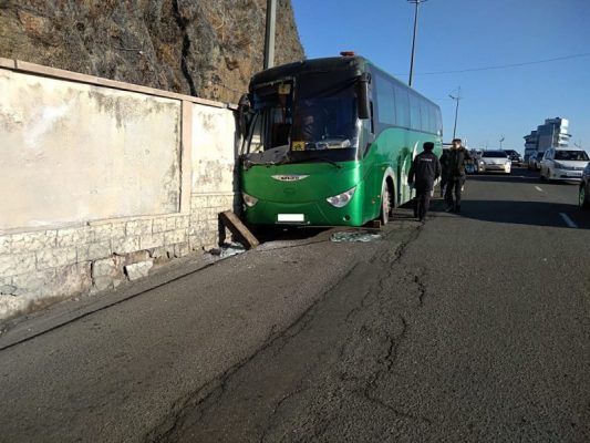 Во Владивостоке у автобуса с детьми отказали тормоза, он врезался в стену