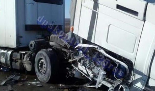 Страшное ДТП в Приморье: кабина тягача превратилась в груду металлолома