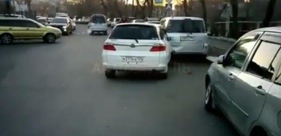 Во Владивостоке ослеплённый солнцем водитель устроил массовое ДТП