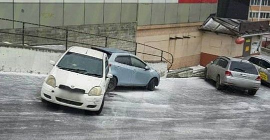 Во Владивостоке после первого снега автомобиль снесло на другую машину