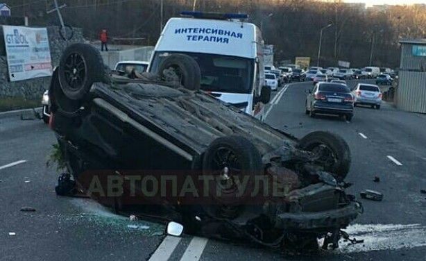 Во Владивостоке пострадавших пришлось доставать из перевернувшейся машины