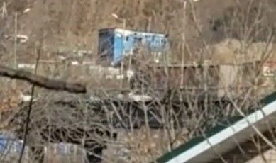 Фура на Рудневском мосту напугала жителей Владивостока