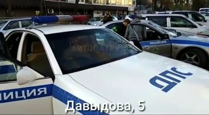 Во Владивостоке парень, вооружённый ножом, угнал машину и устроил массовое ДТП