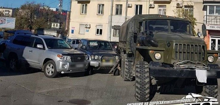 Массовое ДТП с участием огромного армейского грузовика произошло во Владивостоке