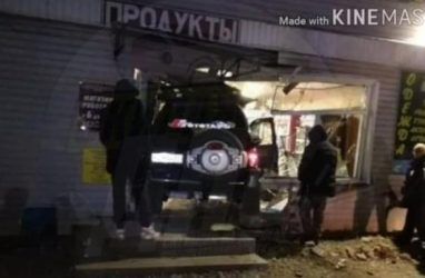 В Приморье мстительный автомобилист протаранил магазин