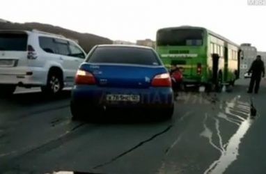 Во Владивостоке легковушка на огромной скорости протаранила автобус