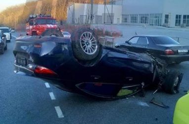 Серьёзное ДТП во Владивостоке: автомобиль перевернулся на крышу