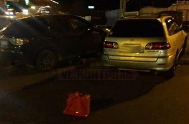 Во Владивостоке две машины попали в жуткое ДТП на перекрёстке