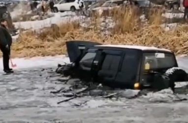 Во Владивостоке машина ушла под лёд озера