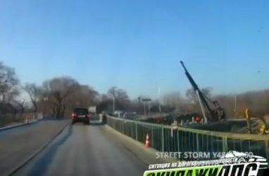 В Приморье на стройплощадке нового моста рухнул сваебойный агрегат