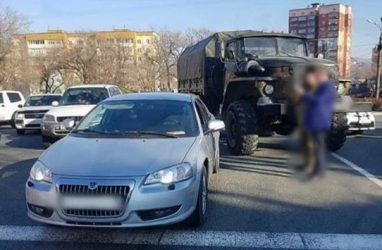 Огромный армейский грузовик столкнулся с легковушкой во Владивостоке
