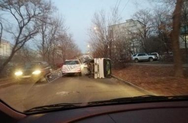 Во Владивостоке перевернулся грузовик