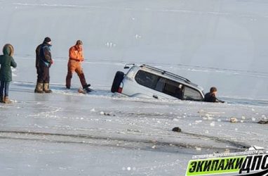 В Приморье внедорожник ушёл под лёд