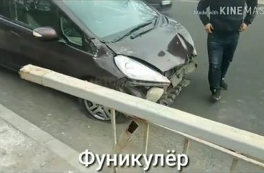Автомобиль со спущенным колесом «влетел» в пешеходное ограждение во Владивостоке