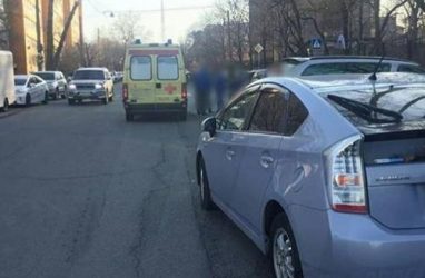 Во Владивостоке «электричка» врезалась в машину скорой помощи