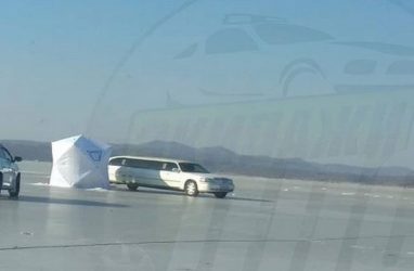 Лимузин на льду удивил рыбаков в Приморье