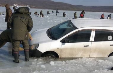 Во Владивостоке рядом с берегом провалился под лёд автомобиль