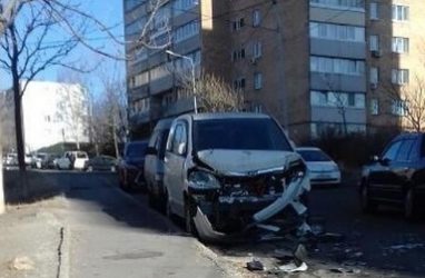 Машина всмятку: во Владивостоке припаркованный автомобиль попал в ДТП