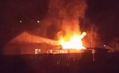 В Приморье жилой дом загорелся от попавшей петарды