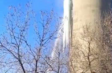 Огромный «сталактит» вырос на водонапорной башне в Приморье