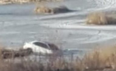 Во Владивостоке очередной автомобиль провалился под лёд реликтового озера