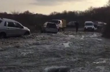 Во Владивостоке несколько машин застряли в «каше» из снега и льда