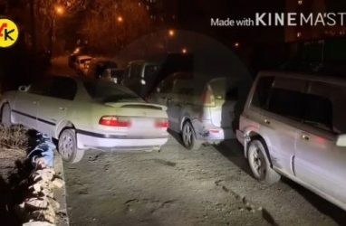 Во Владивостоке пьяный водитель врезался в две машины и пошёл спать домой
