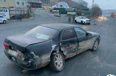 Во Владивостоке автомобилист проехал на красный и врезался в BMW