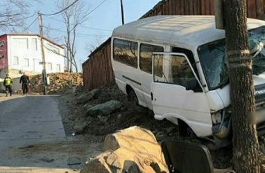 Во Владивостоке пожилой водитель пытался сходу сесть в неуправляемый автомобиль