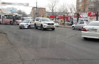 Массовое ДТП во Владивостоке: столкнулись сразу четыре автомобиля